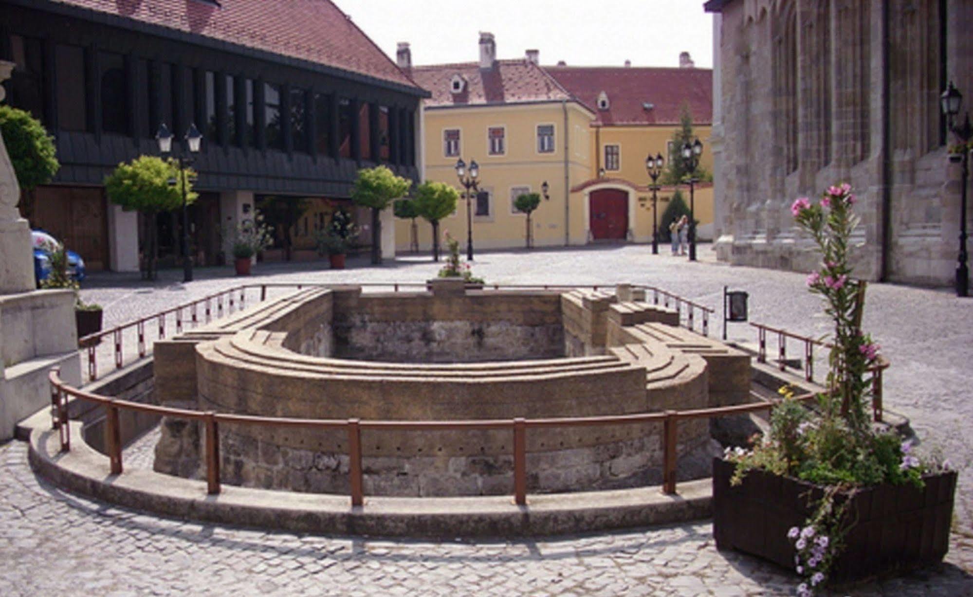 Hotel Konferencia Gyor Exterior photo